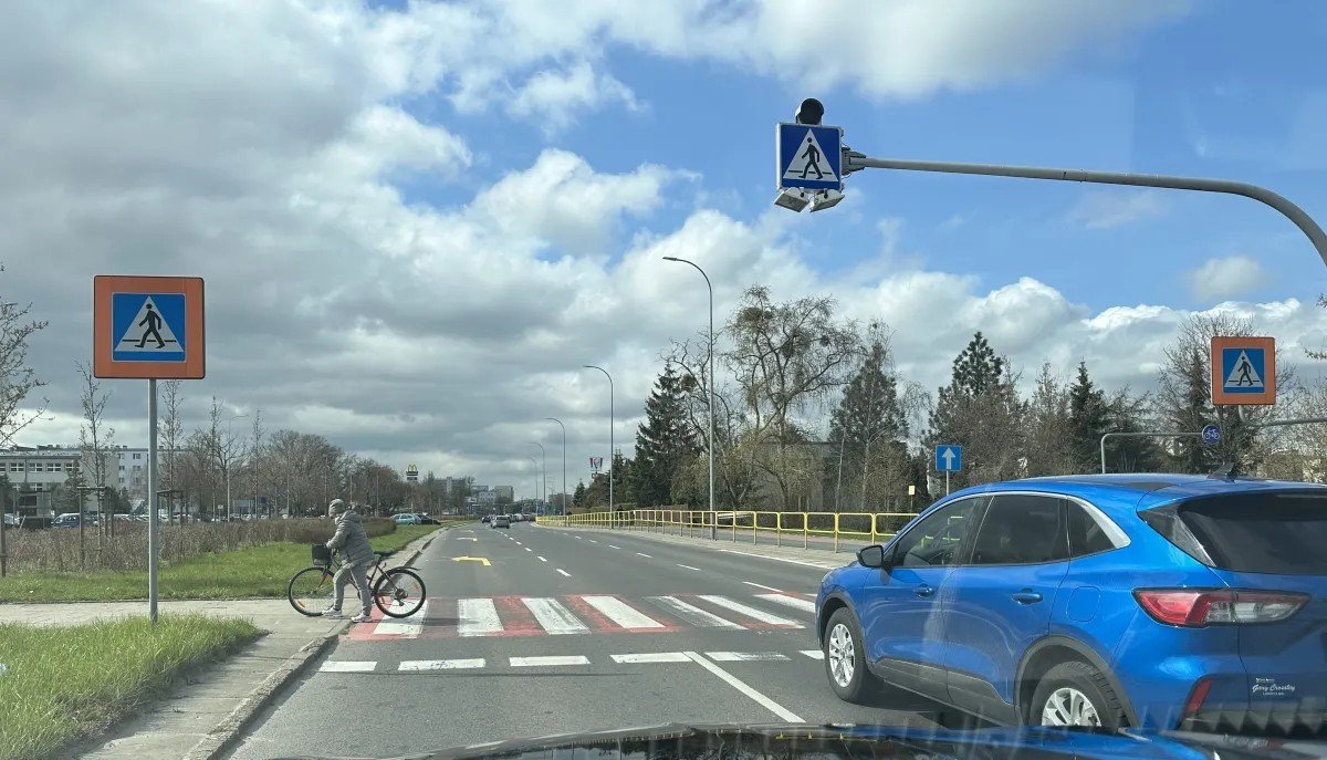 Czy w przedstawionej sytuacji, pomimo zachowania szczególnej ostrożności,  obowiązuje Cię zakaz wyprzedzania poprzedzającego pojazdu ?